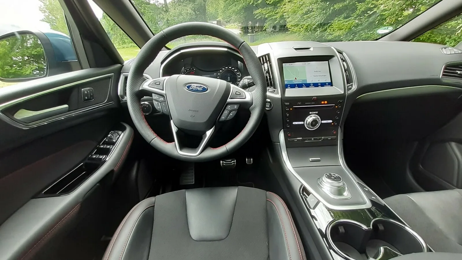 Aufgeräumter Innenraum des Ford S-Max, hier in der sportlichen ST-Variante.